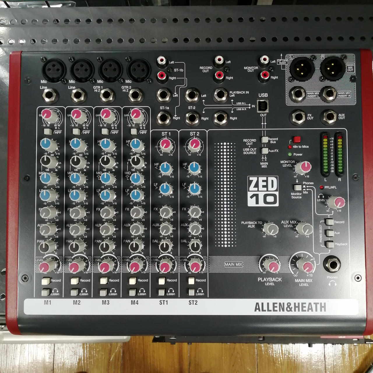 ALLEN & HEATH アナログミキサー GL2200　ハードケース付き Allen and Heath GL2200 32 Channel Mixer With Case