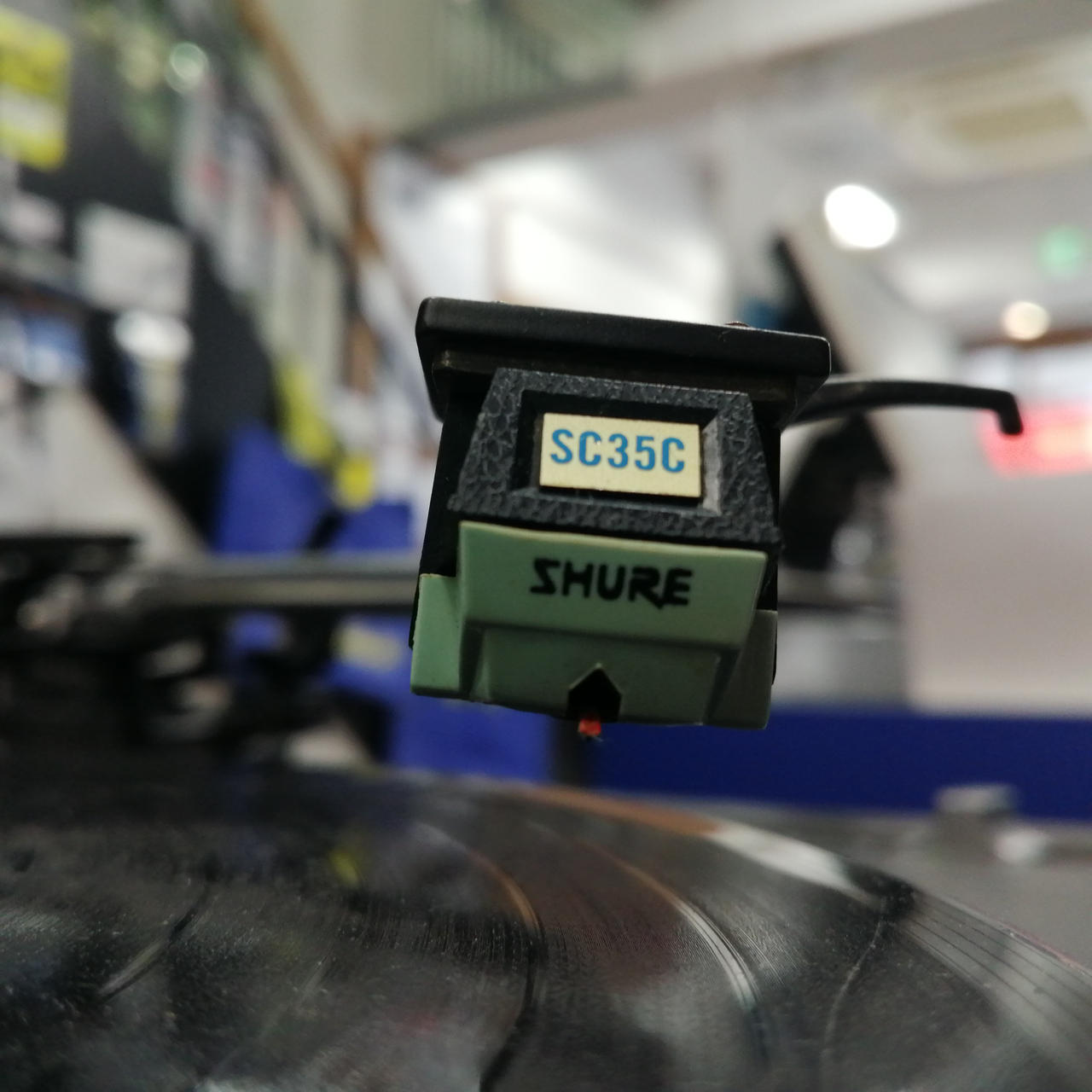 カートリッジは付属しません。