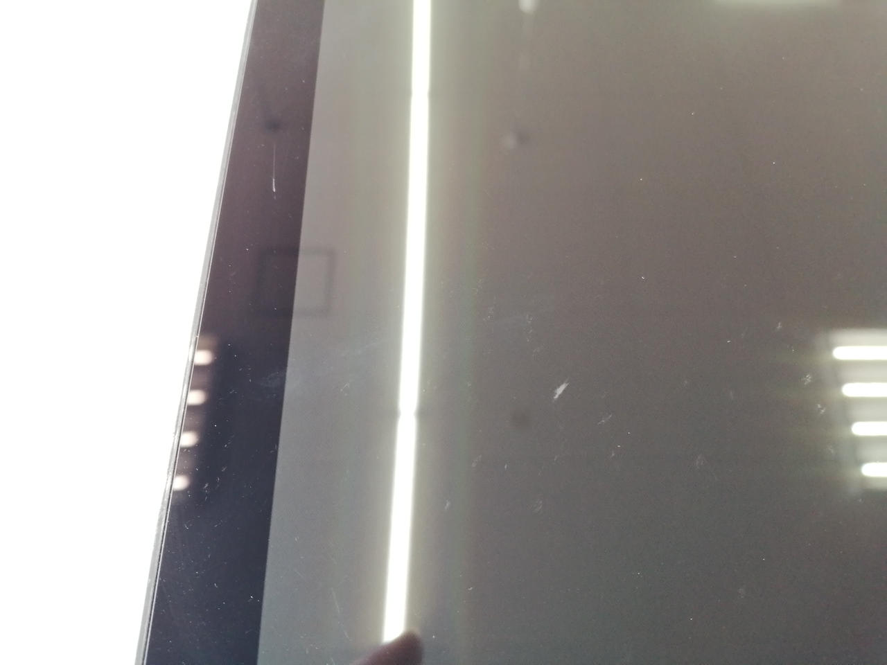 液晶にキズあります