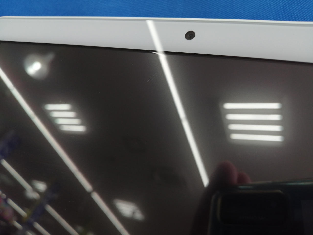 液晶にキズあります