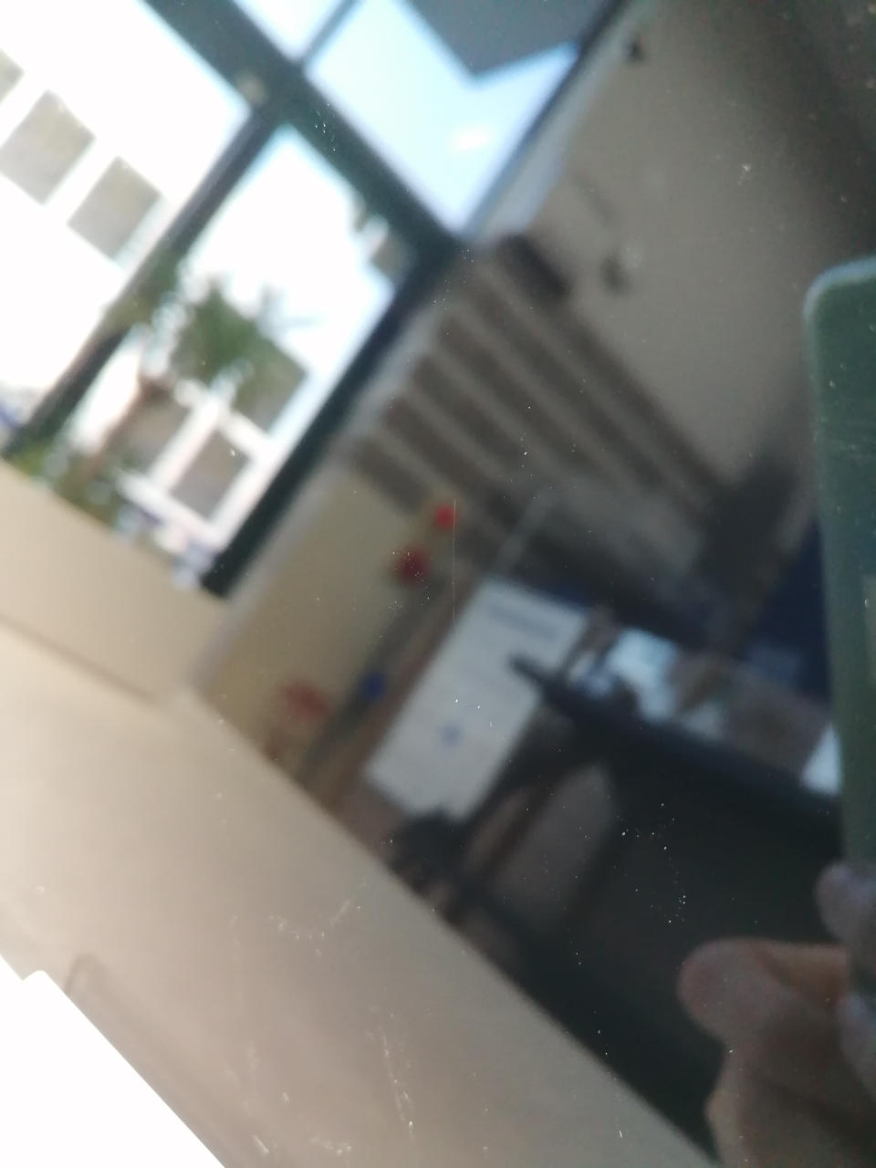 液晶キズあります