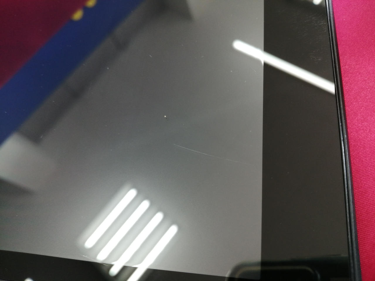 液晶キズあります