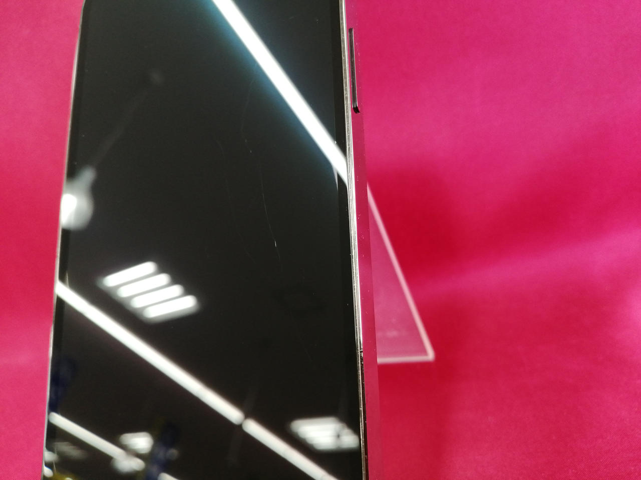 液晶にキズあります