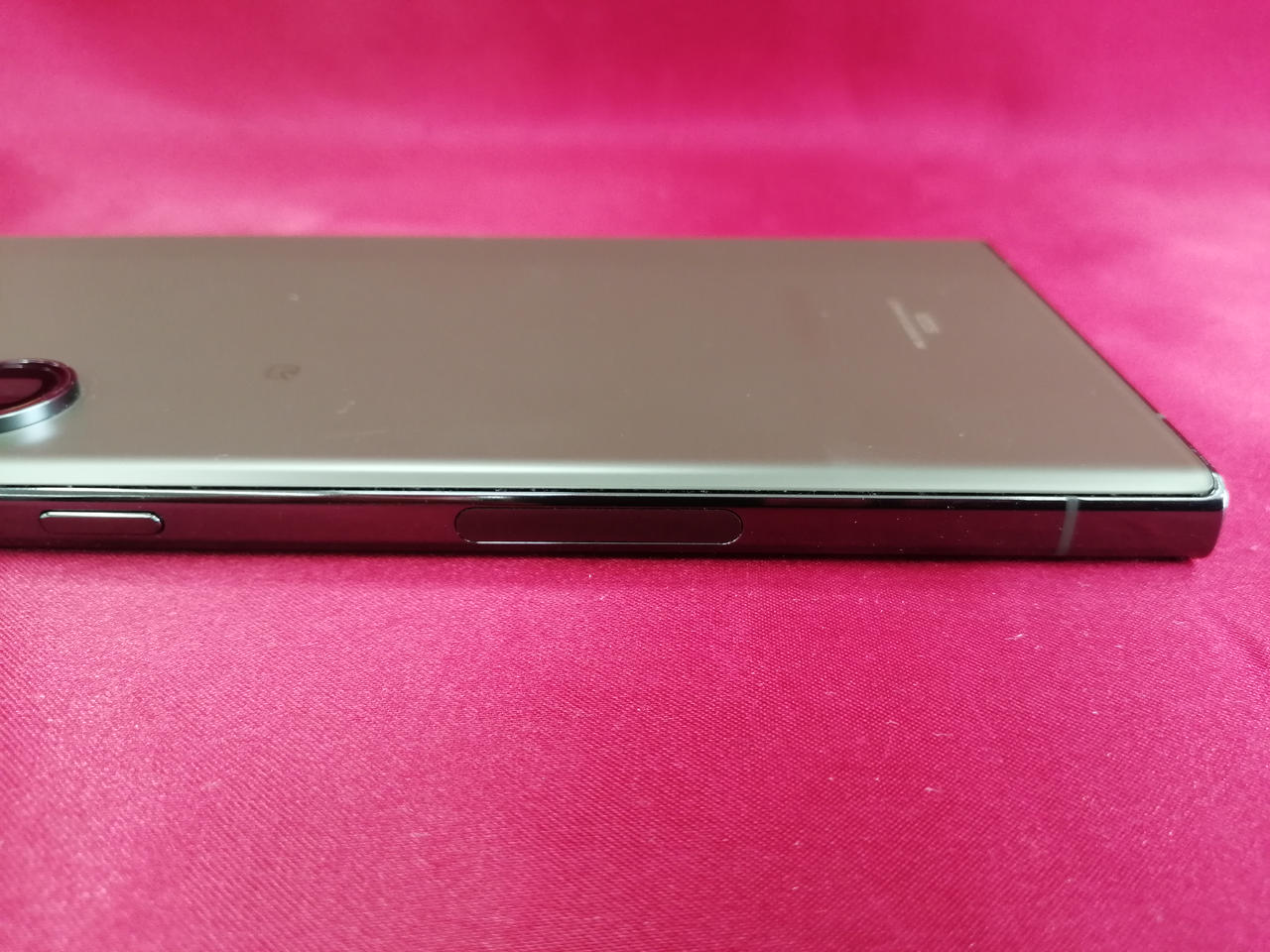 背面パネルに若干の浮きあり(保証対象外)