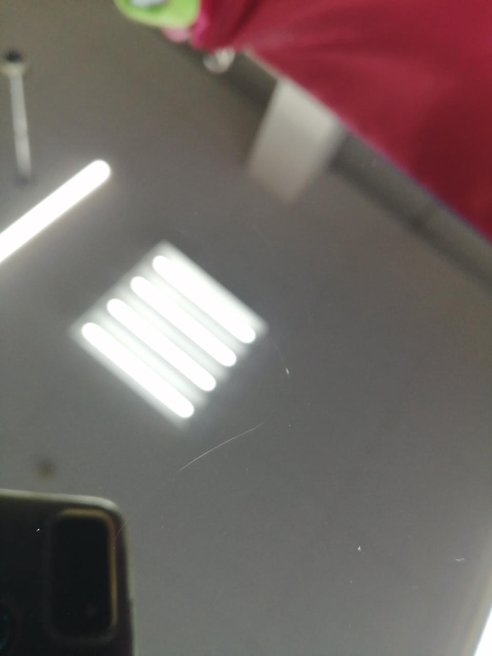 液晶キズあります