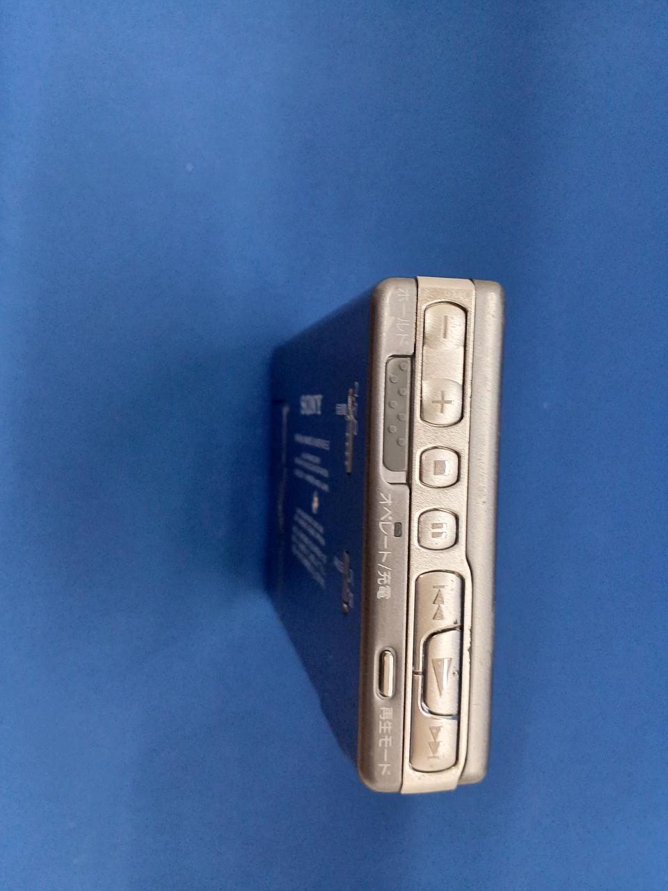 SONY MDウォークマン　ジャンク品 SONY MDウォークマン MDレコーダーとオマケ ジャンク品 - メルカリ