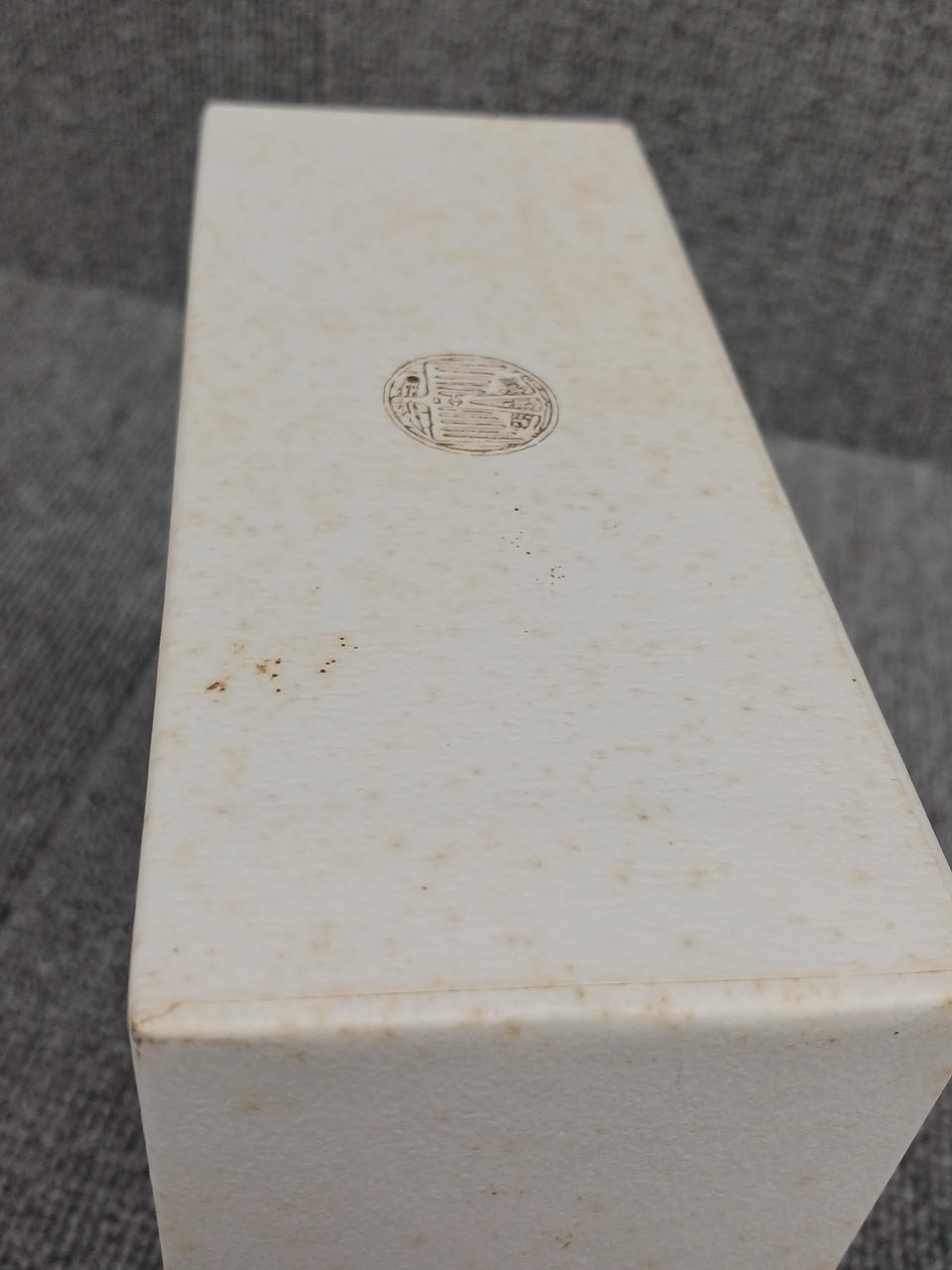 パッケージヤケあります