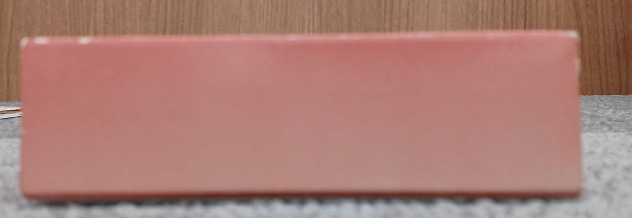 箱ヤケあります。