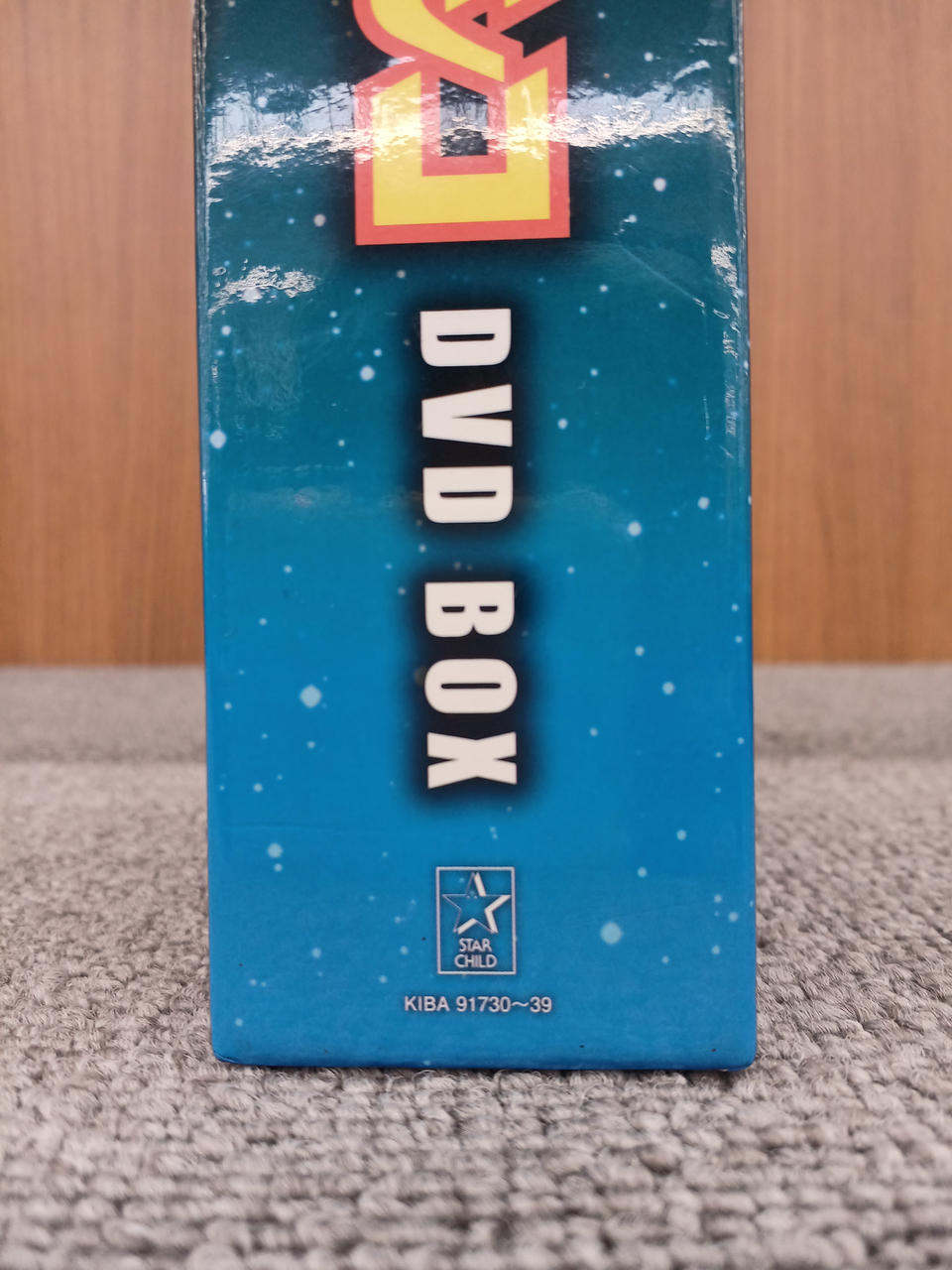 外箱ヤケあります。