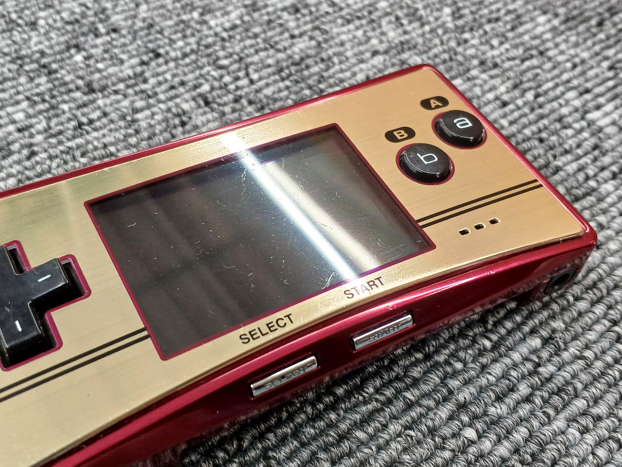 画面に小さいキズあります