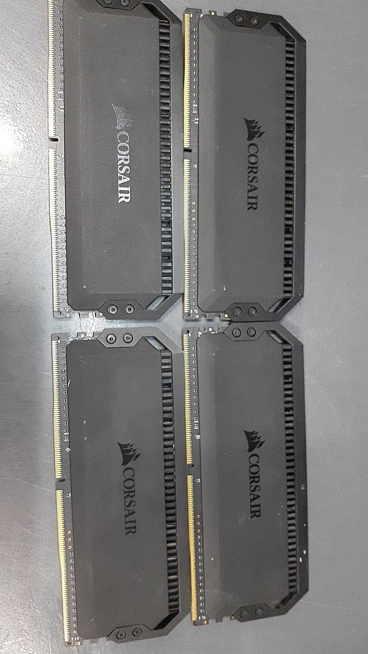 CORSAIR 型番：CMT32GX4M4C3200C16 メモリ