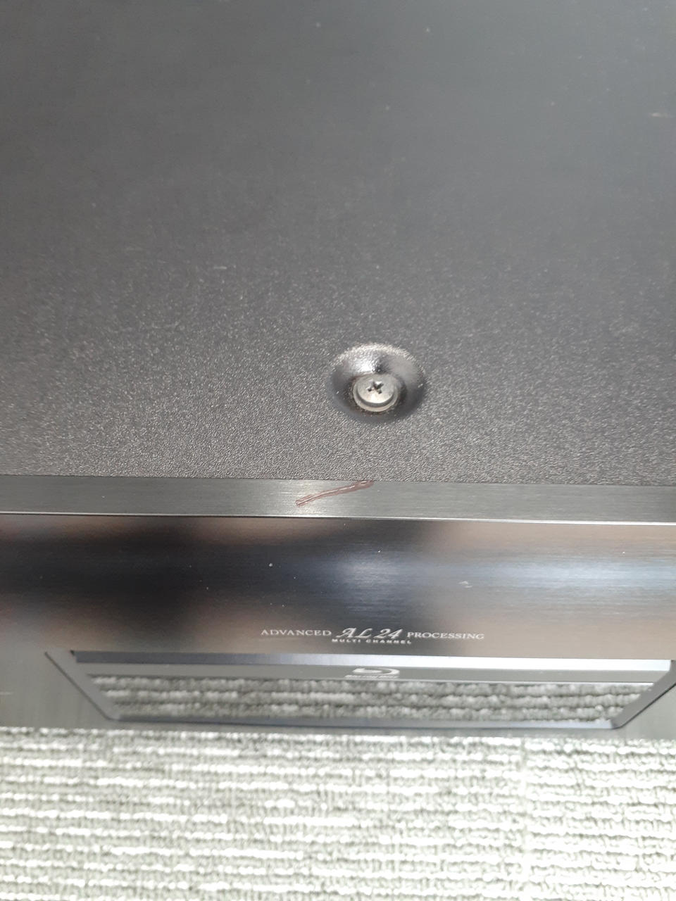 フロント上部に目立つキズあり