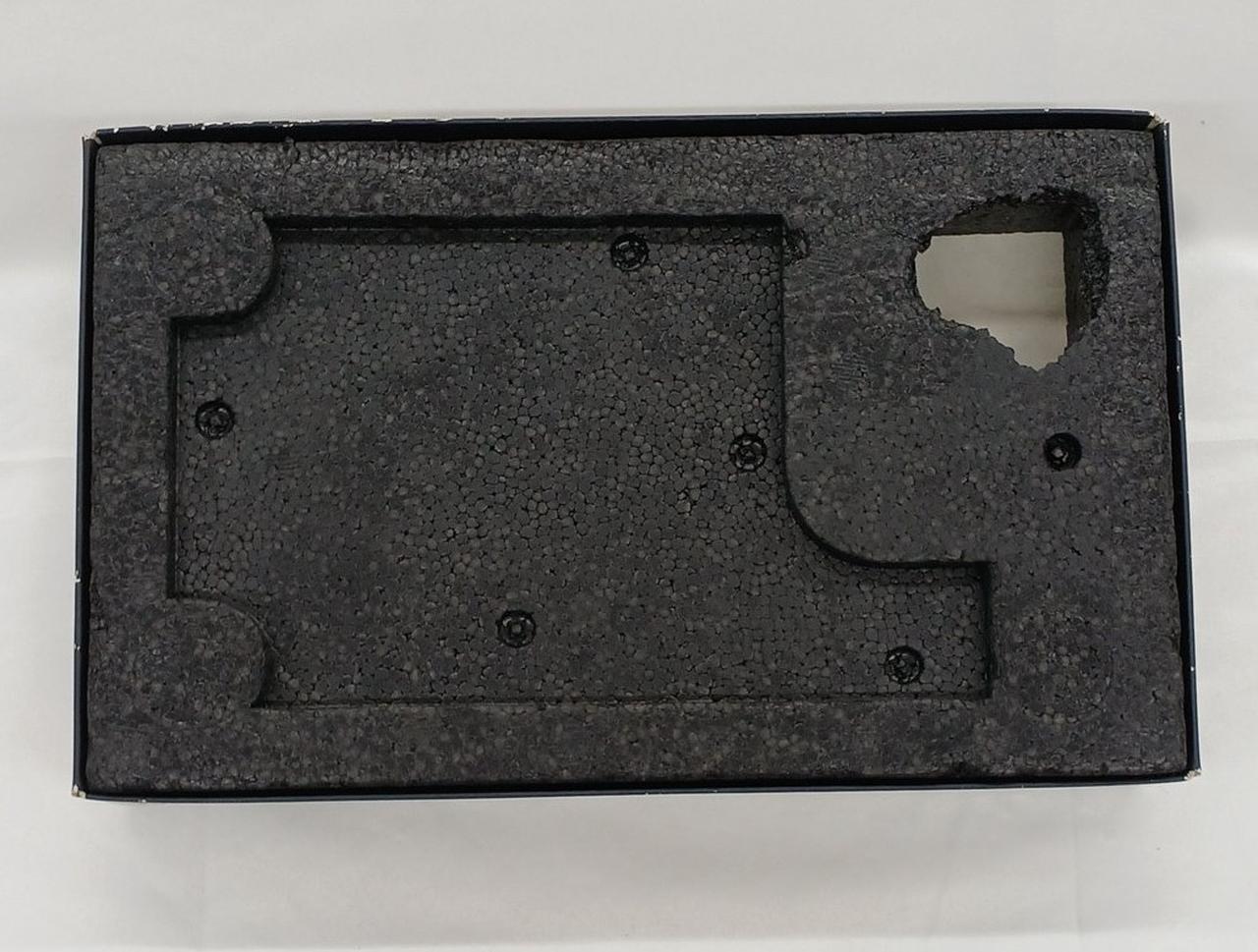 箱裏に大きな穴