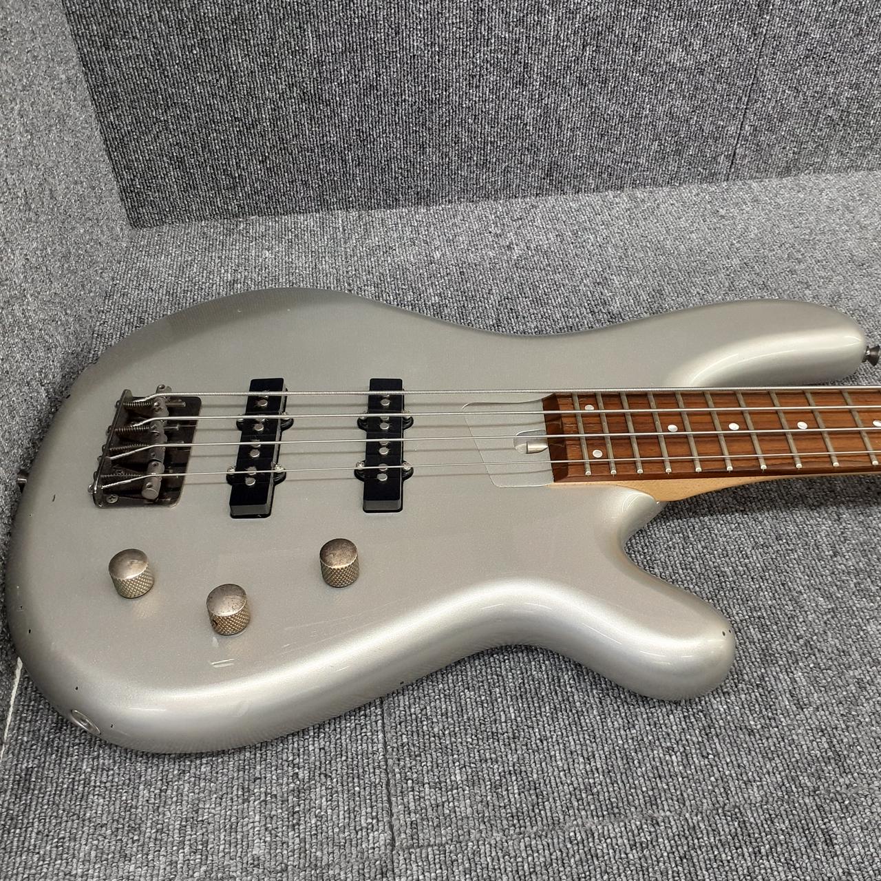 美品 FERNANDES GRAVITY 4X ベース ギター 4弦 シルバー 美品 FERNANDES GRAVITY 4X ベース ギター 4弦 シルバー