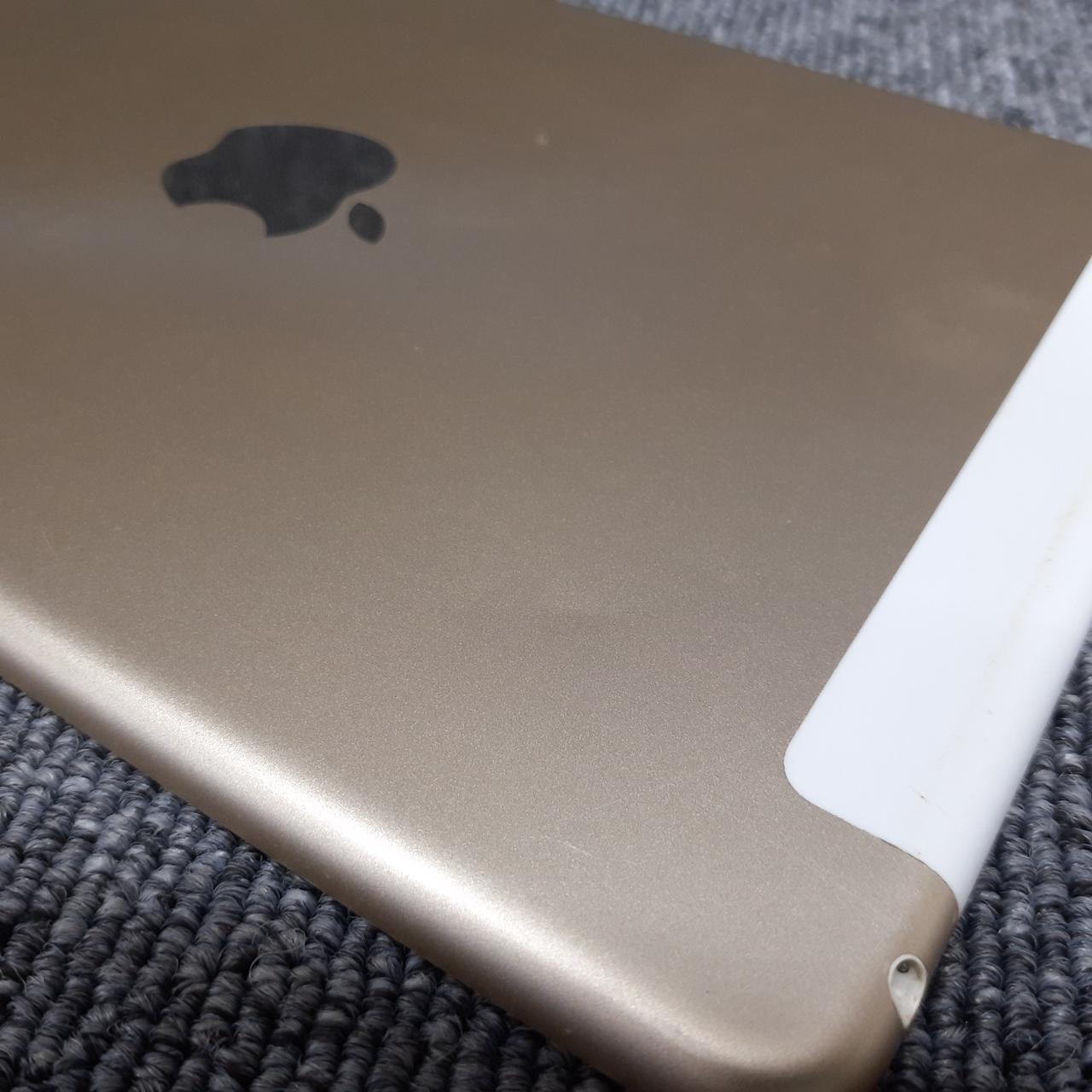 背面一部へこみあります。