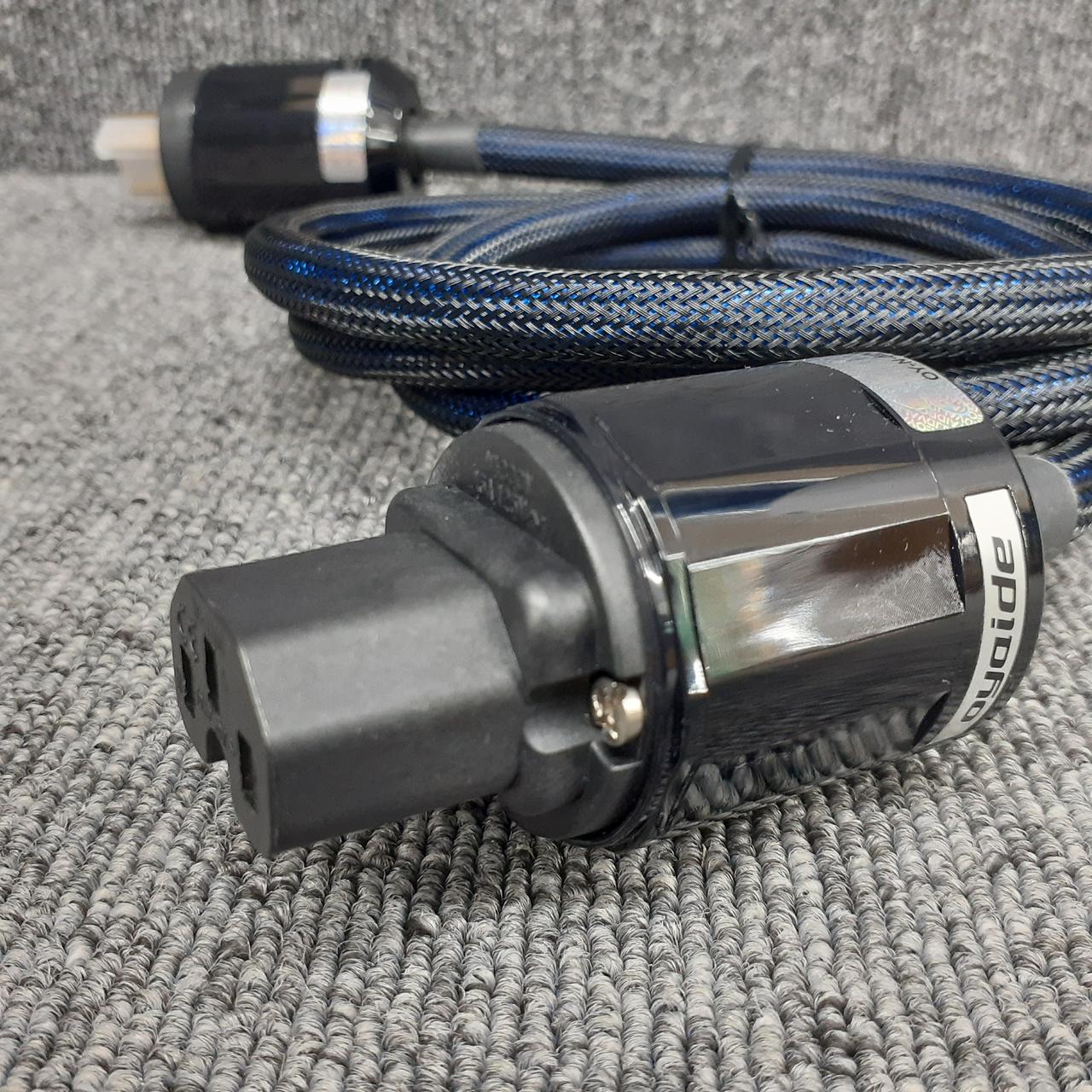 オヤイデ　パワーケーブル　L/i50V4 新品未使用品　（箱付き） oyaide.com :: L/i 50 V4【生産完了】