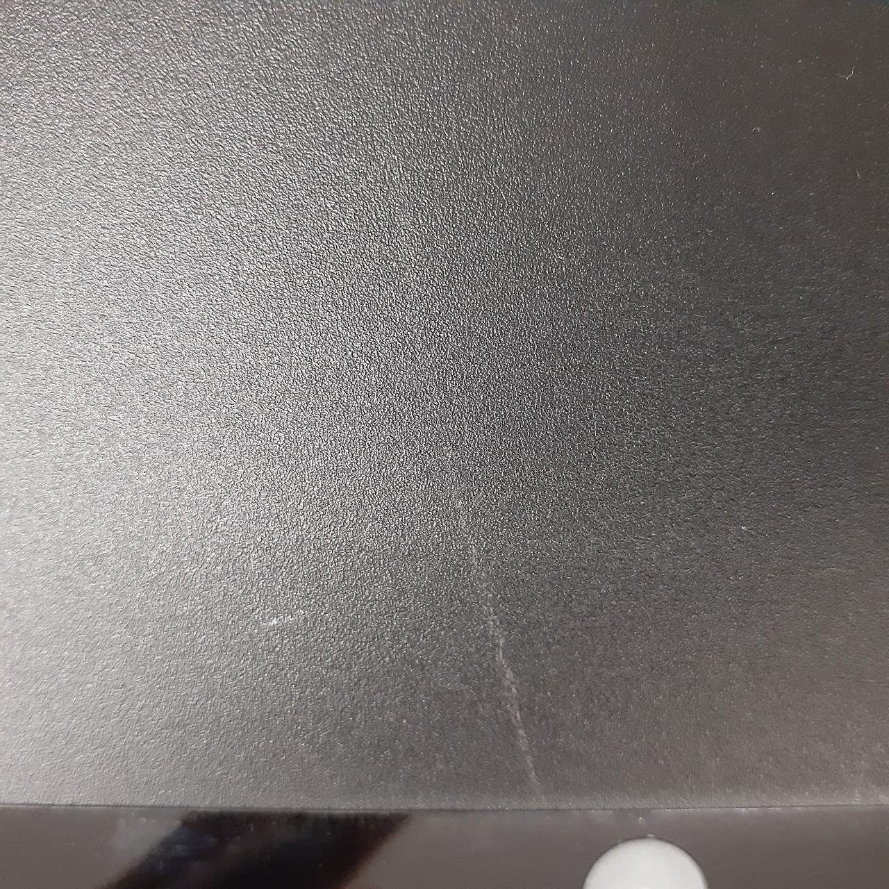 本体下部の傷です。