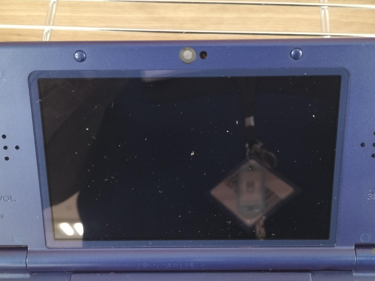 画面内に数カ所白いキズあります