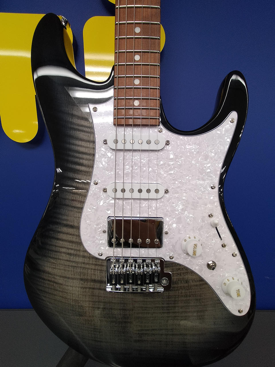 エレキギター値下げしました！HagstromD2H 　　オリジナル ギグバック付 エレキギター値下げしました！HagstromD2H オリジナル