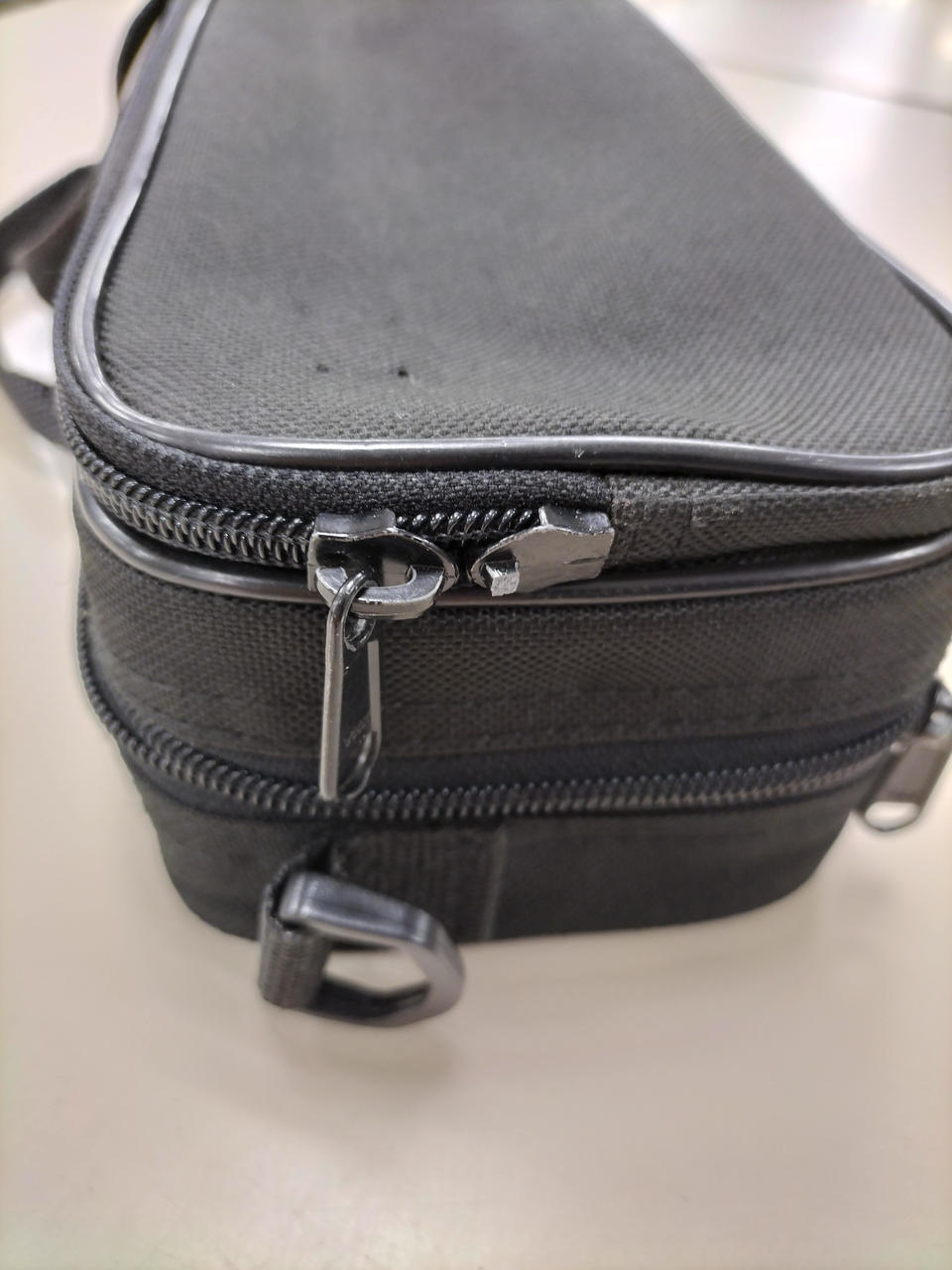 片方チャック破損してます。