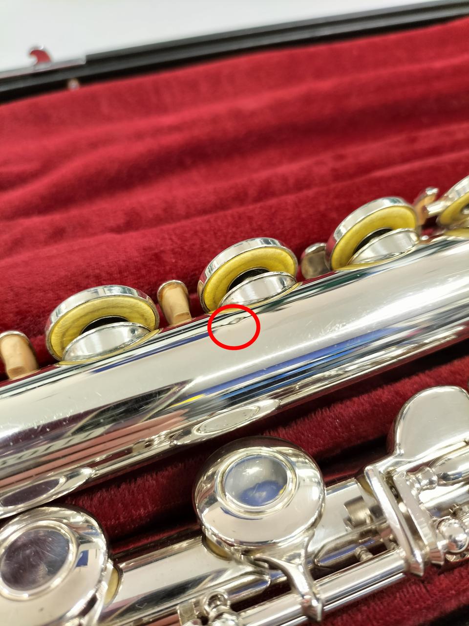 Fキィ下あたりに小さく凹みあり。