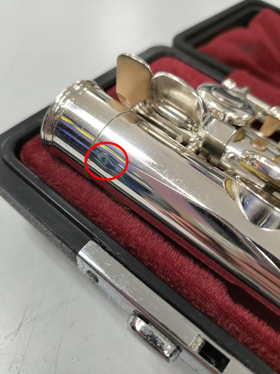 足部管の差込口に近い箇所に小さく凹みあり