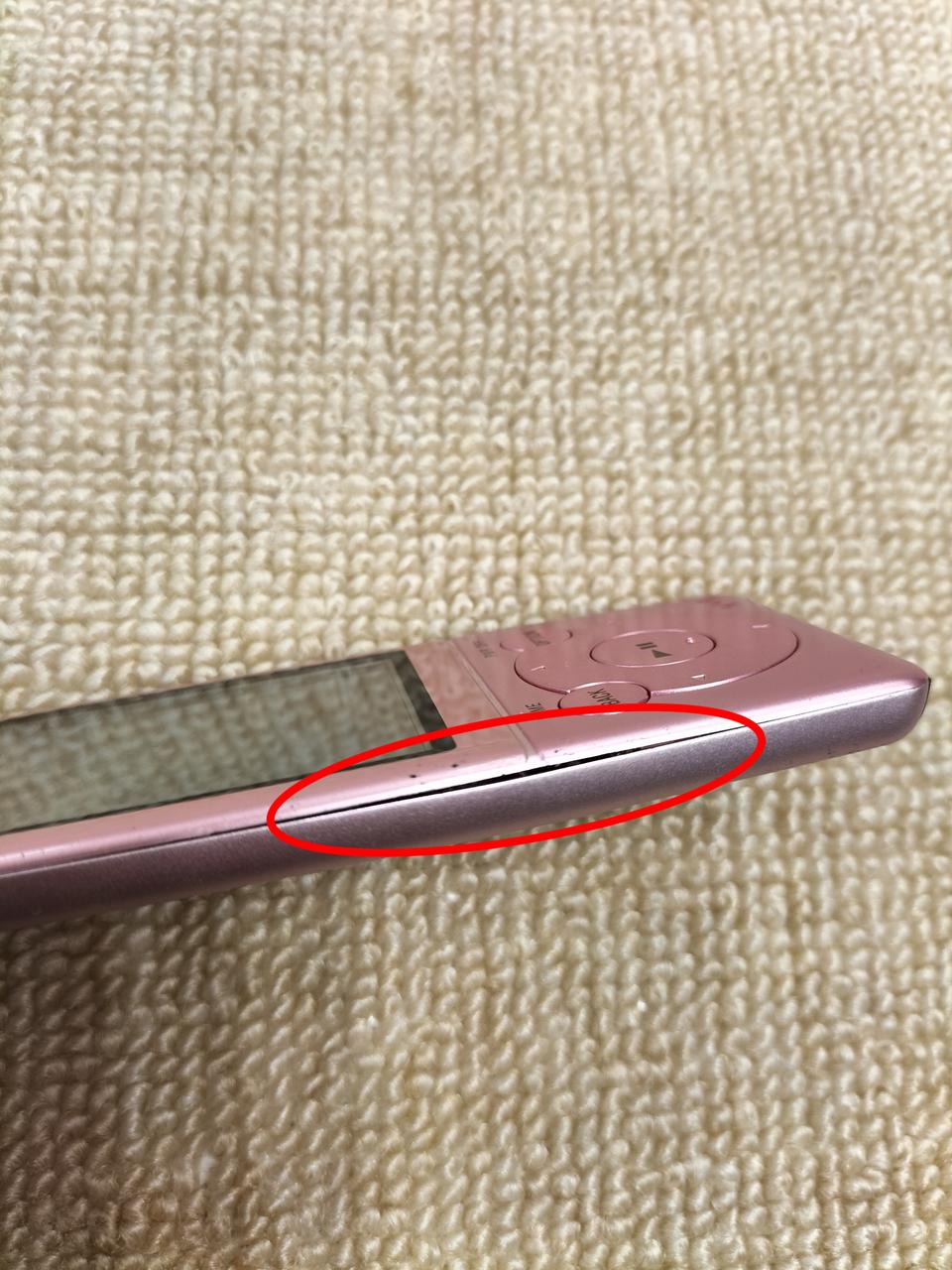 左側面から見ると浮いています。