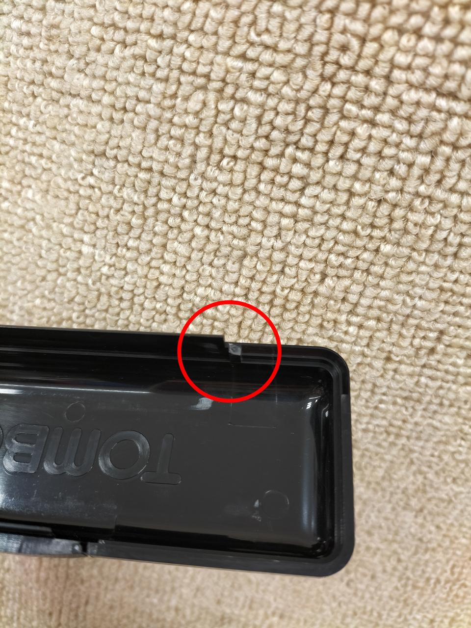 ケースのツメ折れてます。