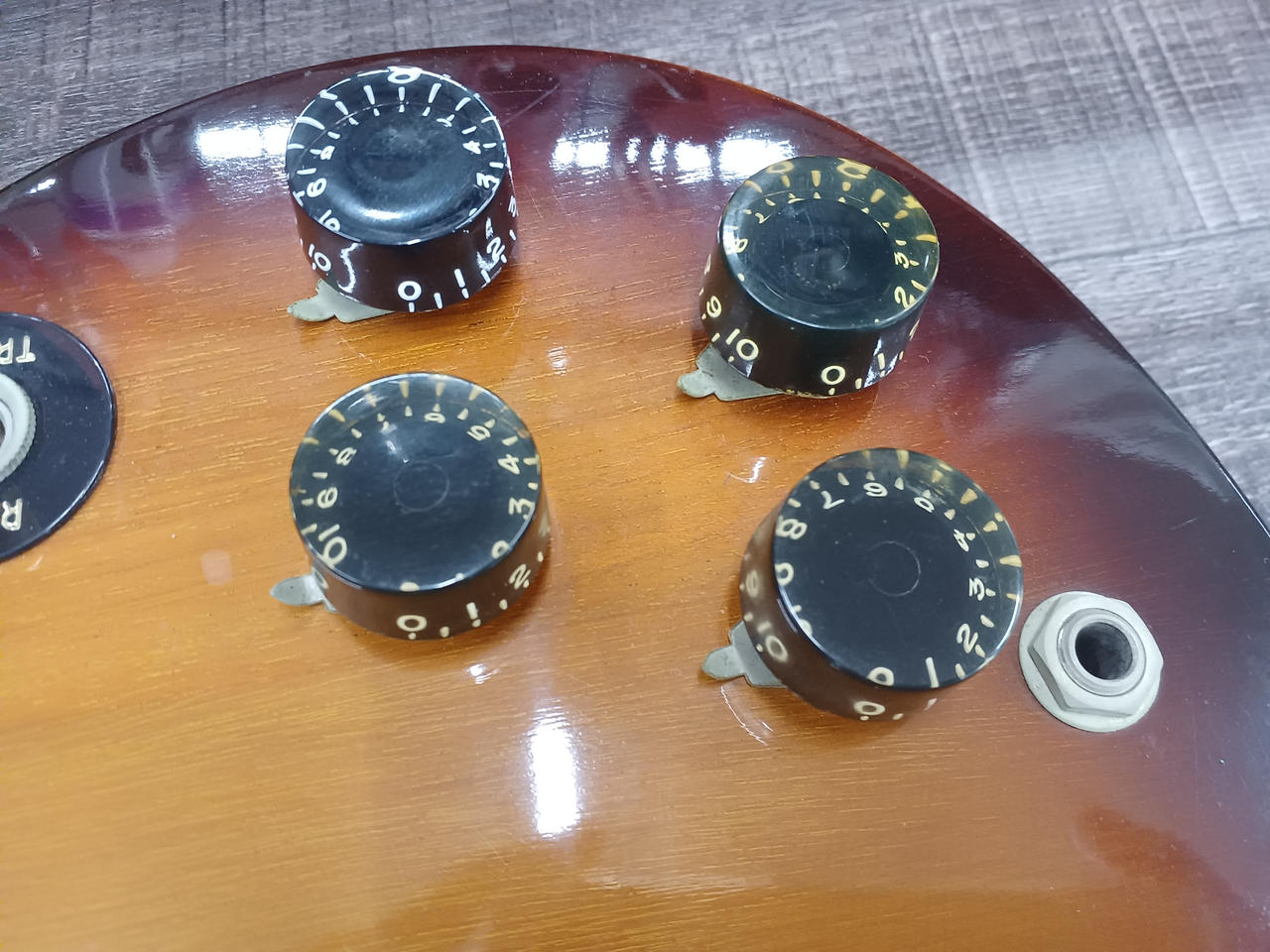 ノブひとつだけ色味が違います