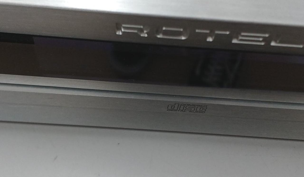 トレーてで押さないとしまりません。