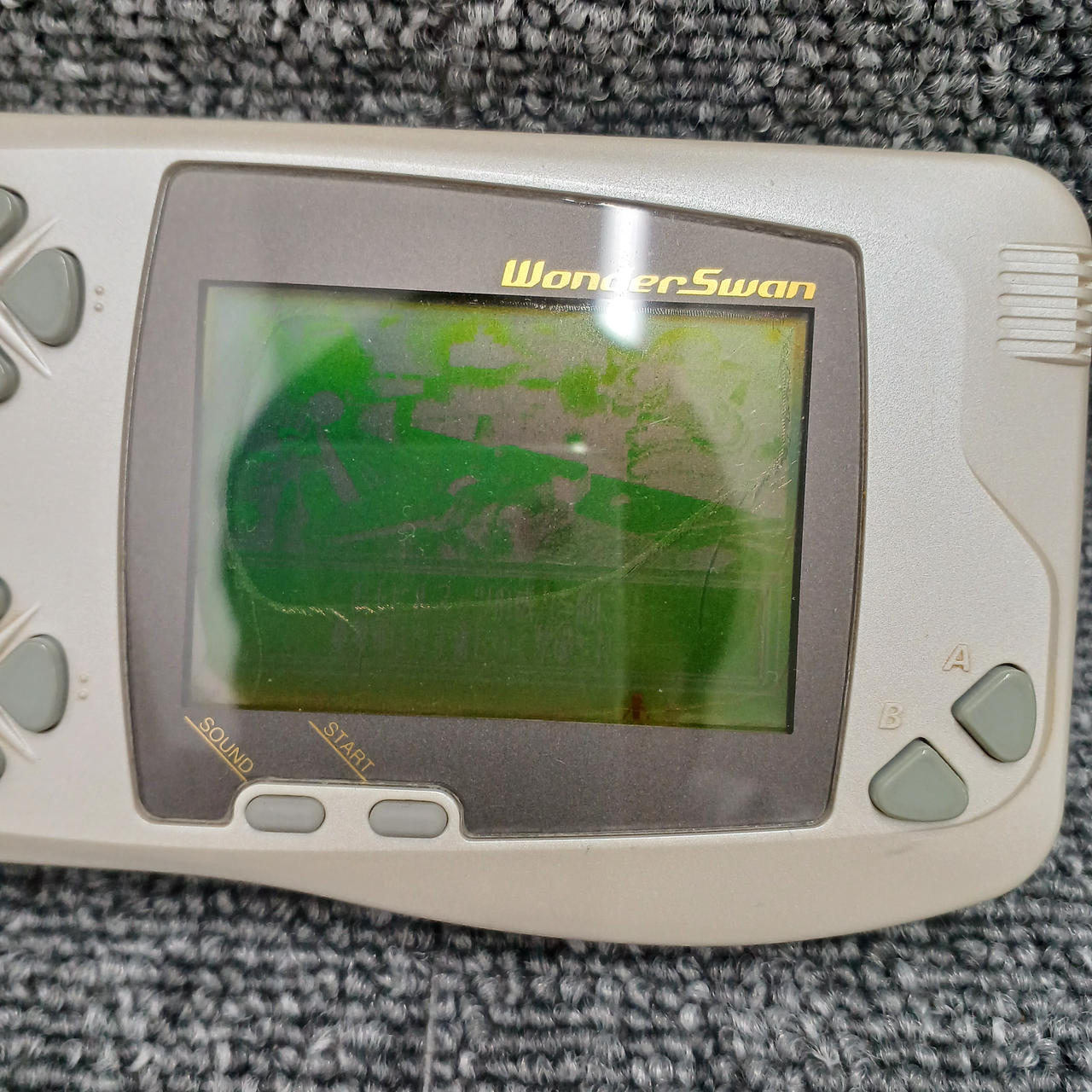 恐らく内側で割れています。