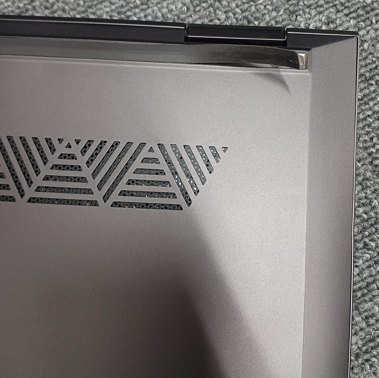 一部剥がれています。