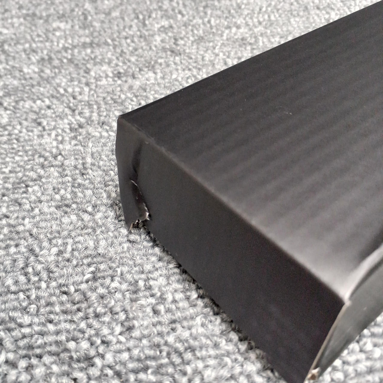 付属部品の箱にも破れている箇所あります。