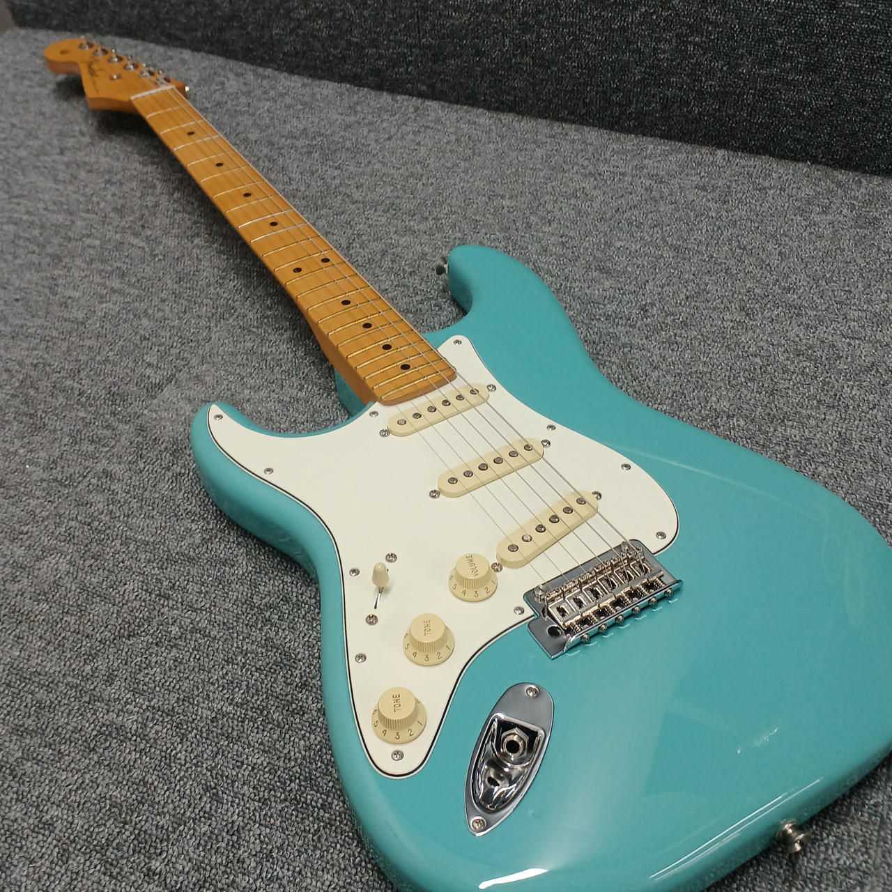 エレキギター　Fender Amazon.co.jp: Fender フェンダー エレキギター ROBERT CRAY
