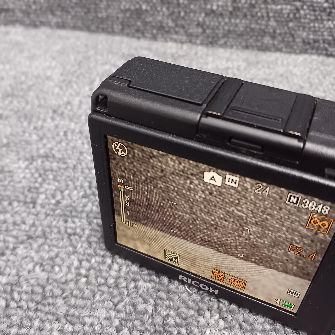 液晶にヤケあります。