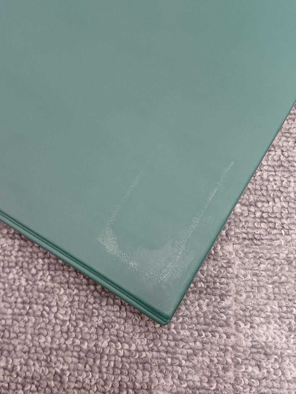 シール剥がし跡あります。