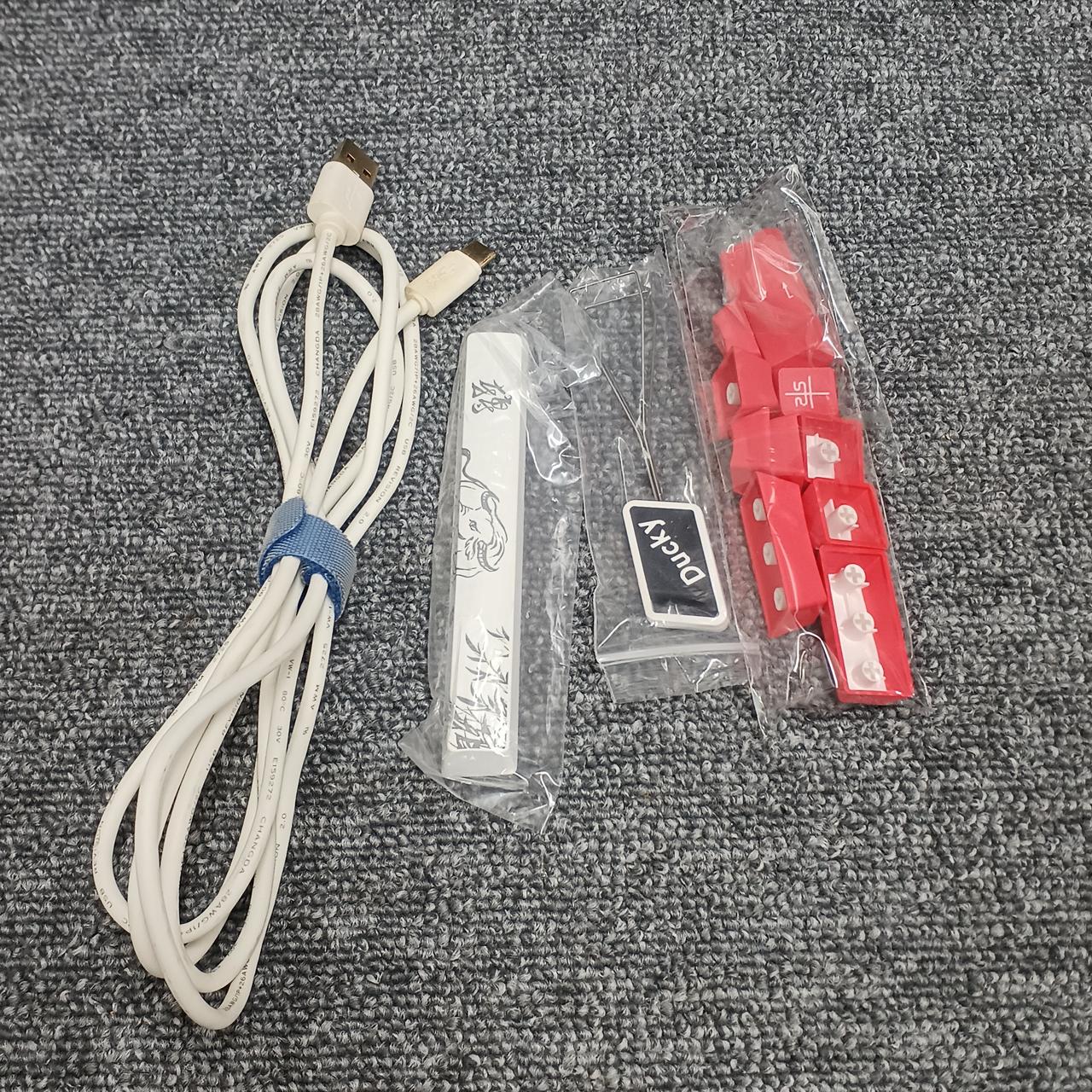 ケーブルシミあり。