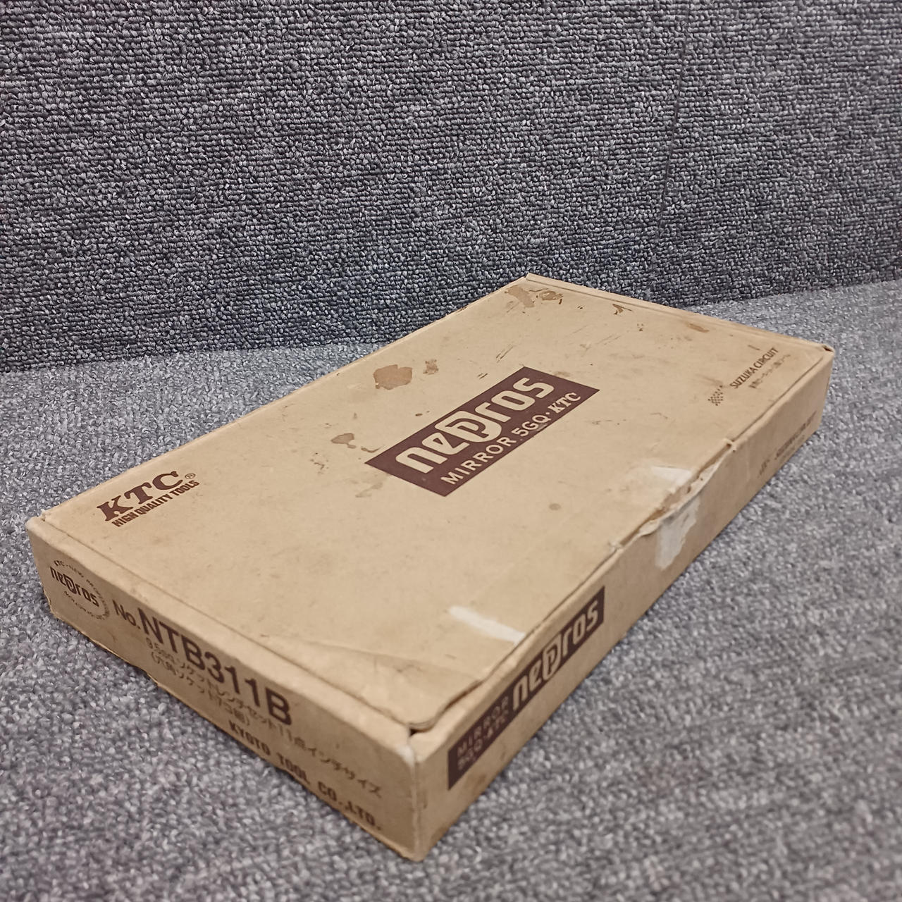 箱傷みあります。