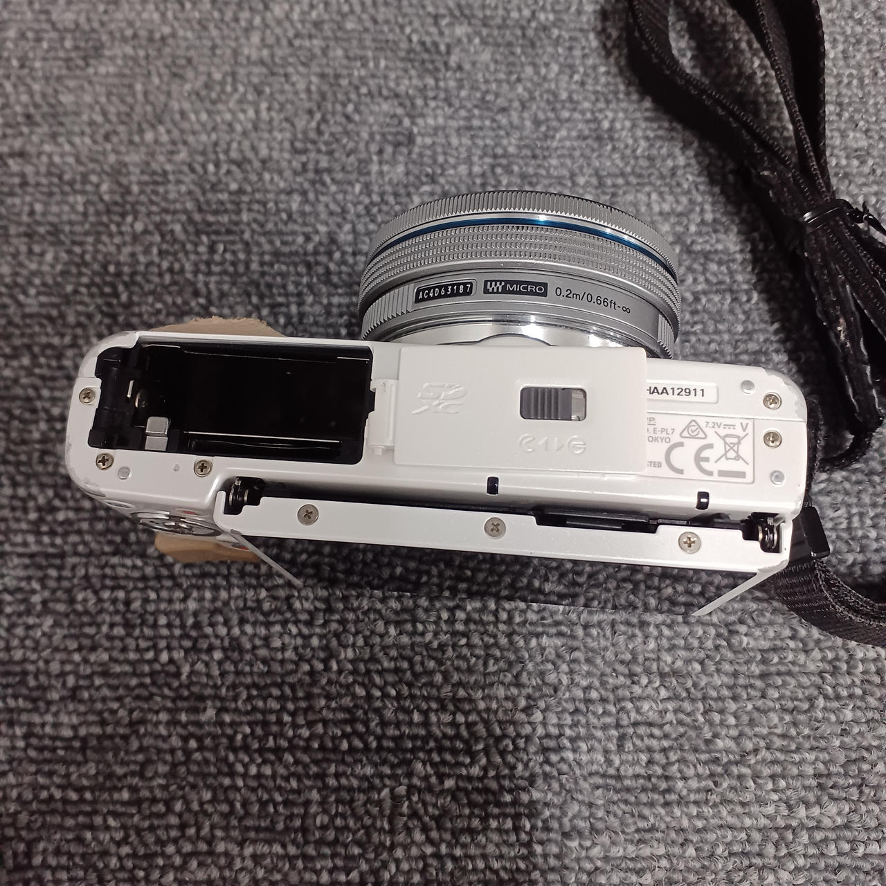 バッテリーカバー破損しています。