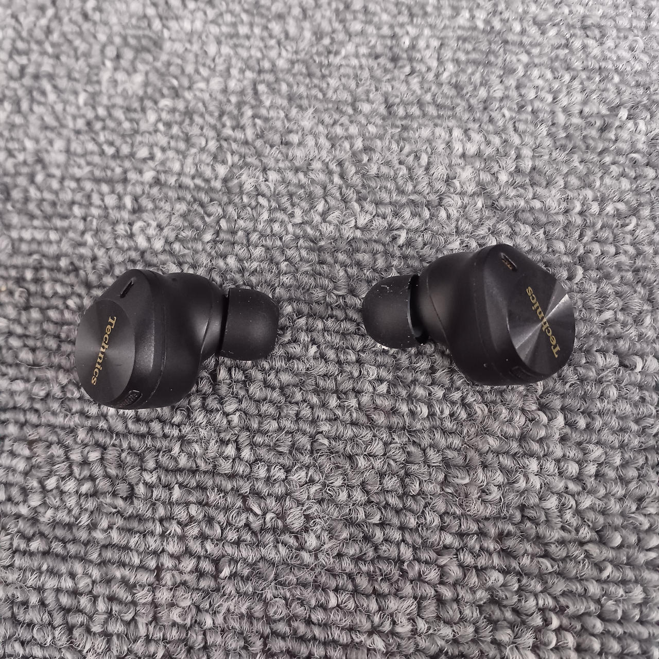 右のイヤーパッド使用感あります。
