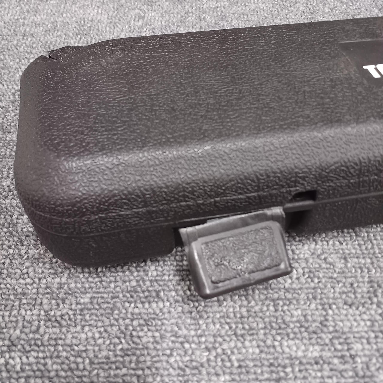 留め具片方取れています
