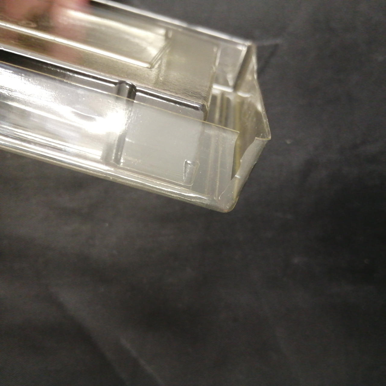 トレイに割れあります。