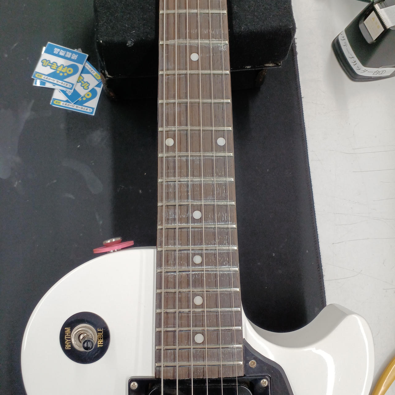 ネックの乾燥による割れあり。