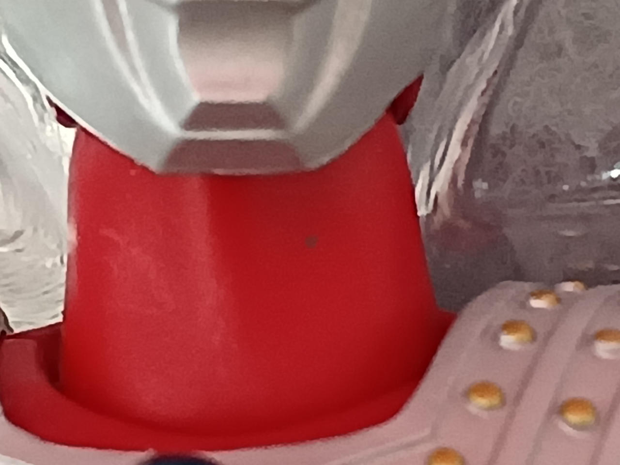 首元に黒い汚れがあります