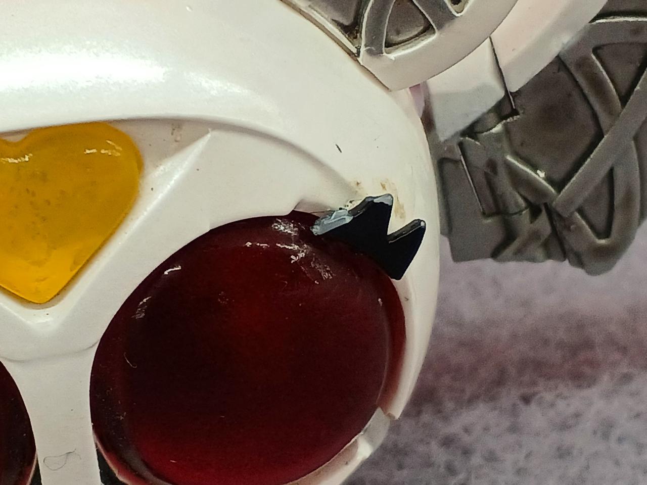 左の眉毛が折れてます