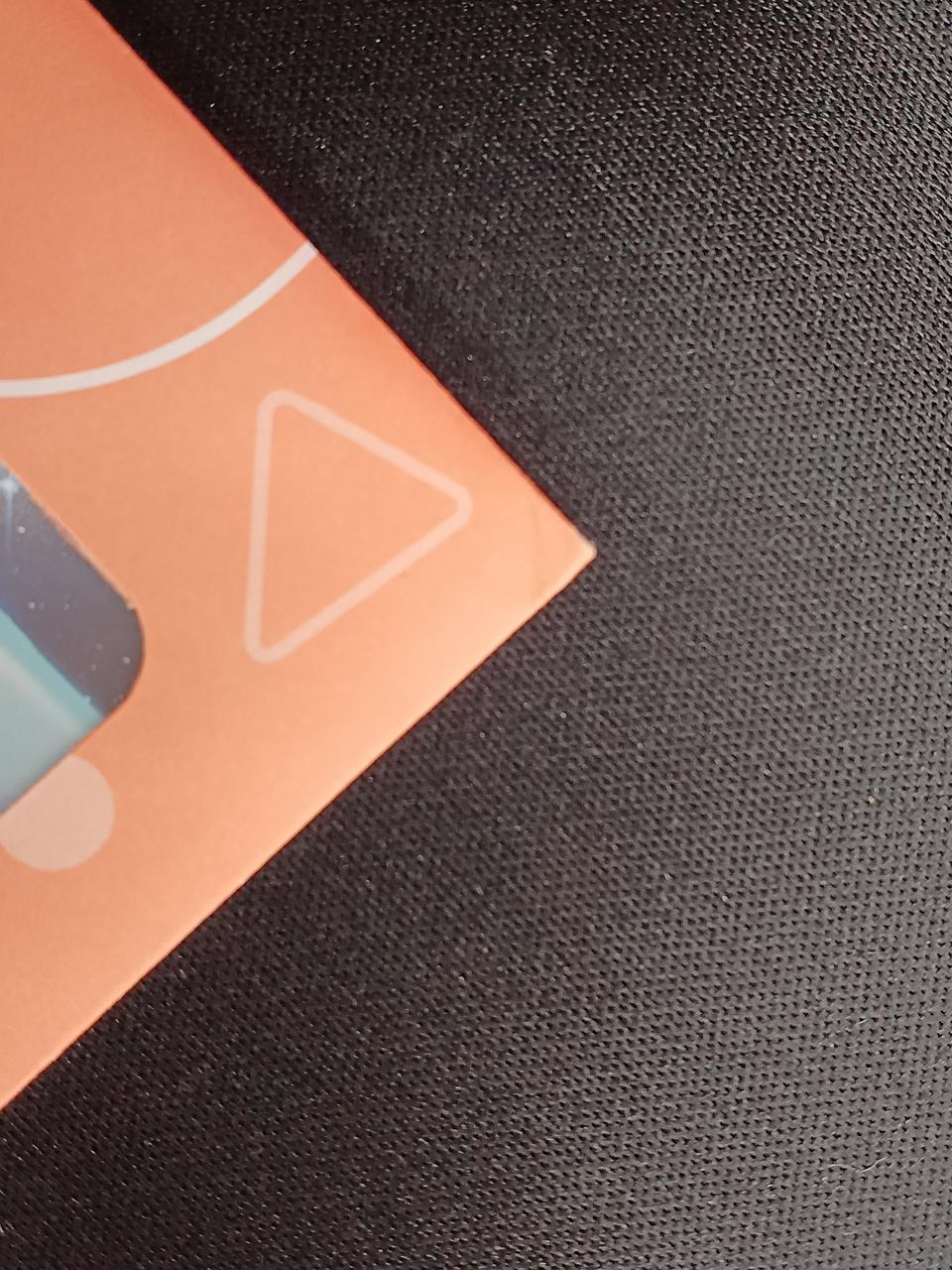 分かりにくいですが、角に痛みがあります