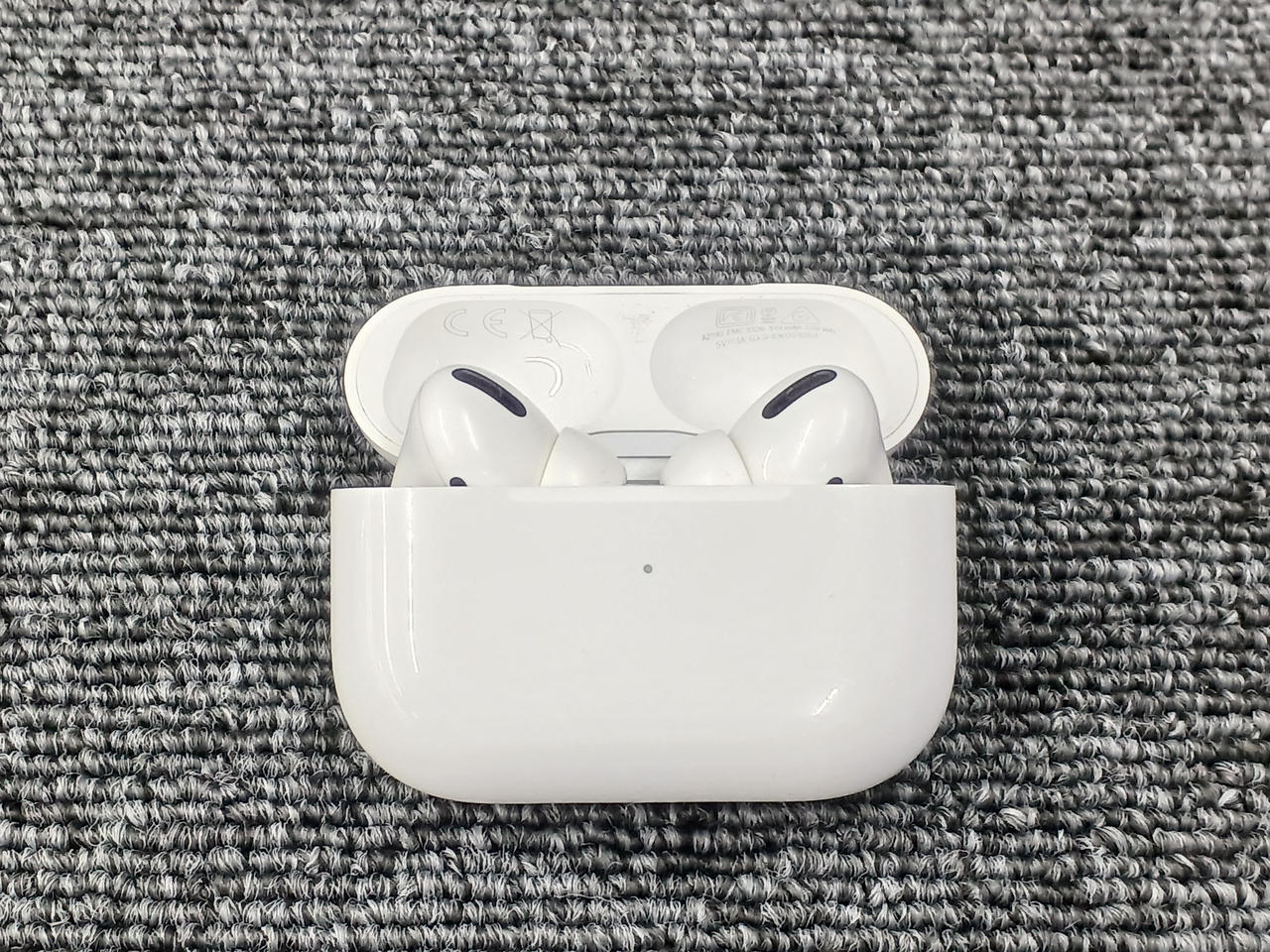 Apple - ★値下げしました★AirPods【中古】早い者勝ち Amazon.co.jp: 【整備済み品】 Apple AirPods with Charging