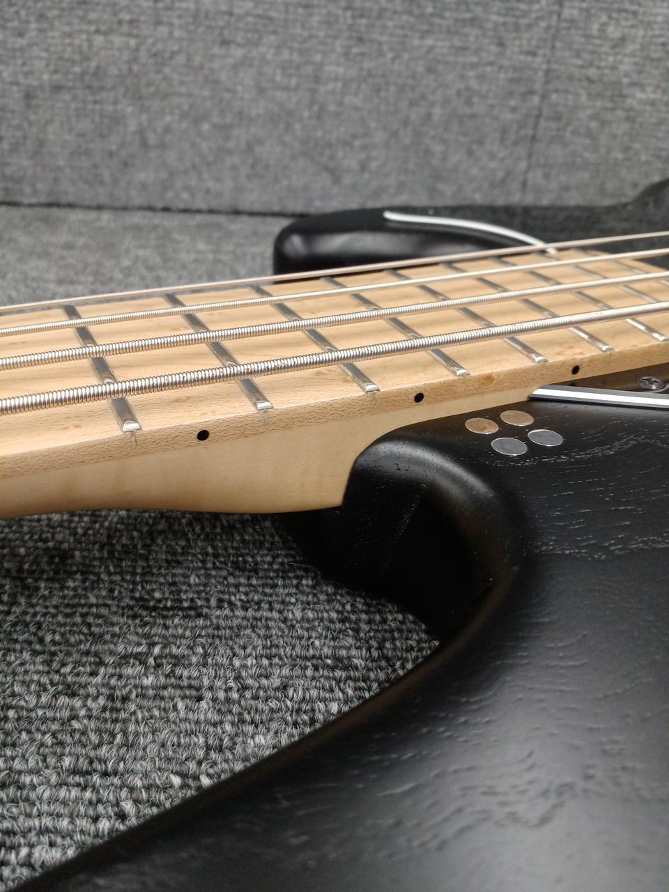 貼りメイプル指板です