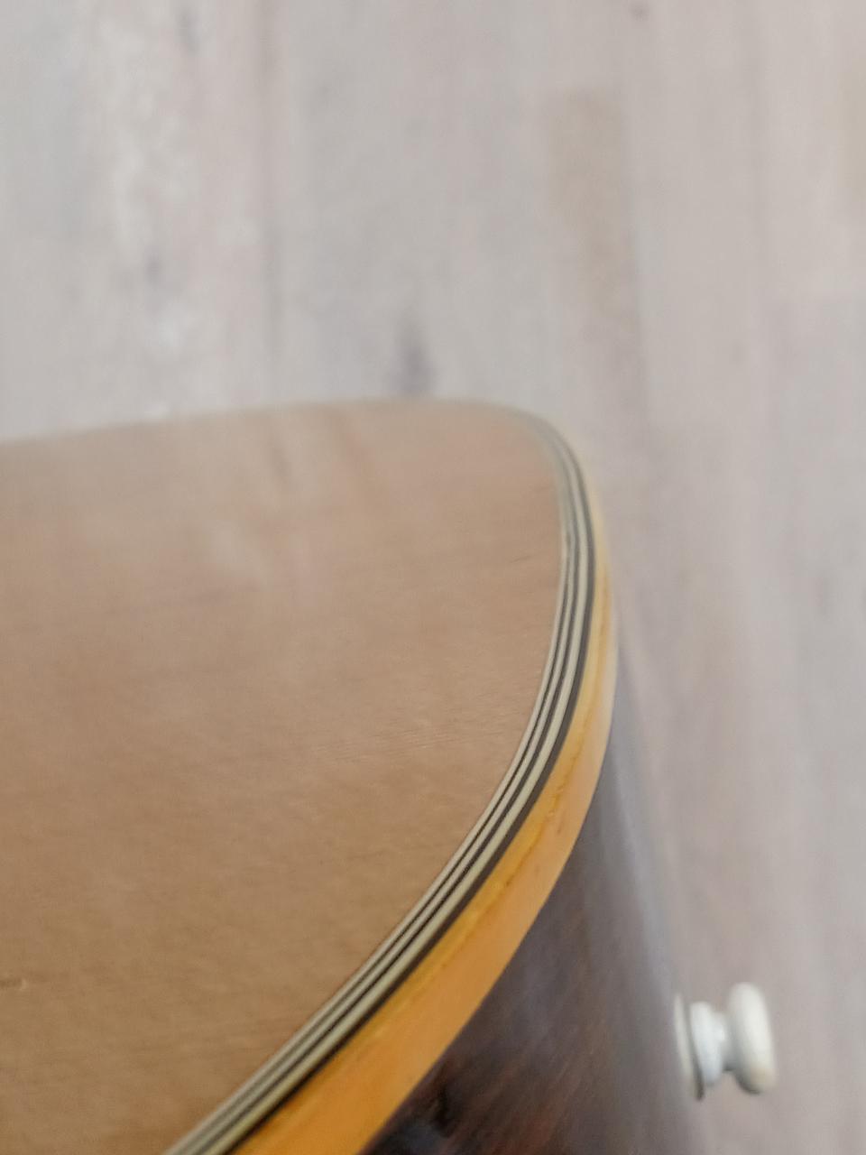 ヒール部が若干浮いています。