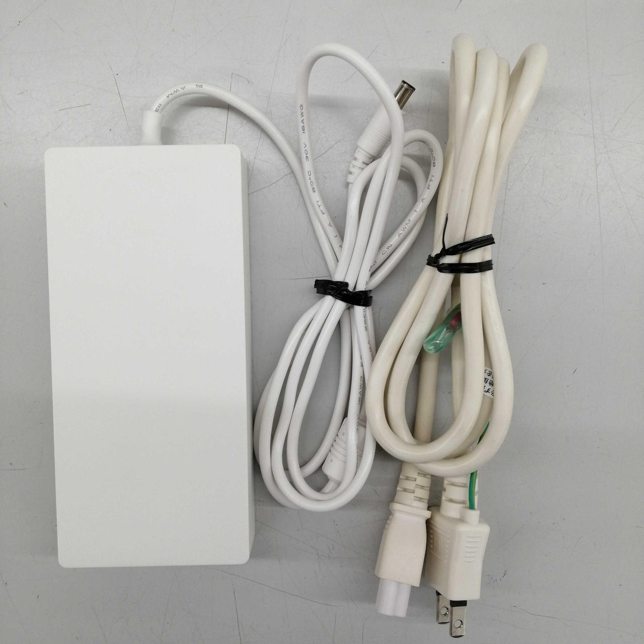 電源ケーブル日焼けあります